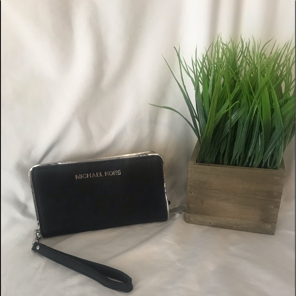 Michael Kors wristlet/wallet black/silver
